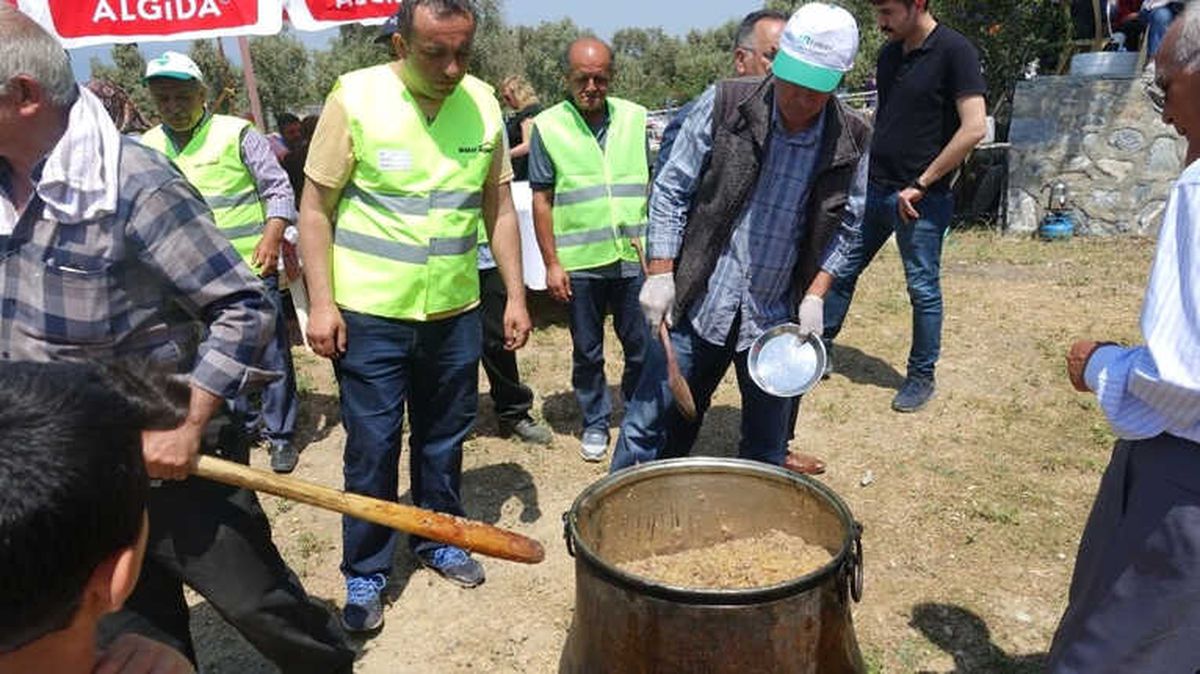 Kuşadası\'nda Hadimlilerden Etli Pilav Günü ve Bahar Şenliği