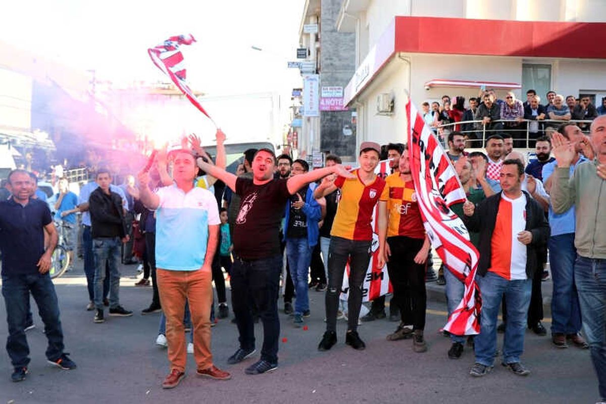 Meral Akşener\'e Nevşehirspor Taraftarlarından Şok