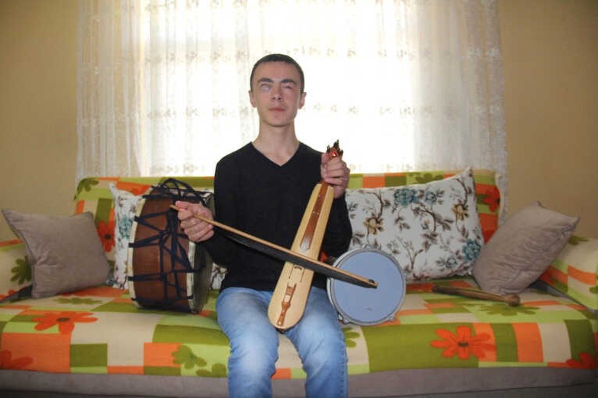Doğuştan Görme Engelli Emirhan, Çaldığı Kemençeyle Hayran Bırakıyor