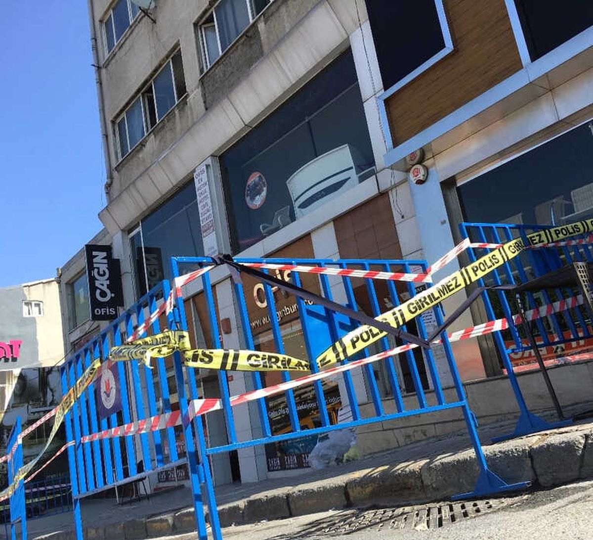 Kağıthane\'de Binadan Düşen Sıva Parçaları 2 Kişiyi Yaraladı