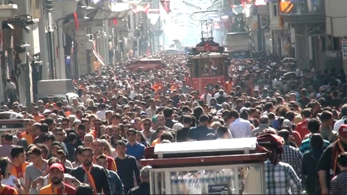 İstanbullular Taksim\'e Akın Etti, İstiklal\'de Adım Atacak Yer Kalmadı