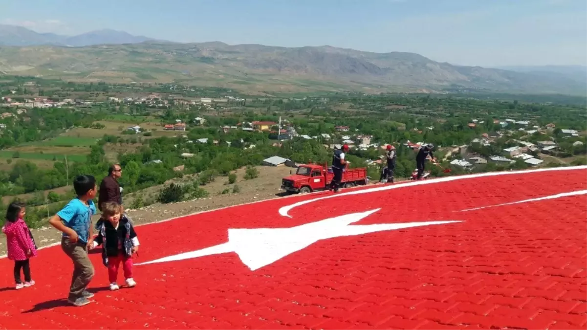 660 Metrekarelik Dev Türk Bayrağını 20 Günde Tamamladılar