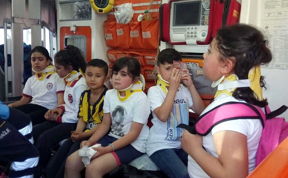 Aksaray\'da Öğrenci Servisi Hafif Ticari Araçla Çarpıştı: 10 Öğrenci Yaralı