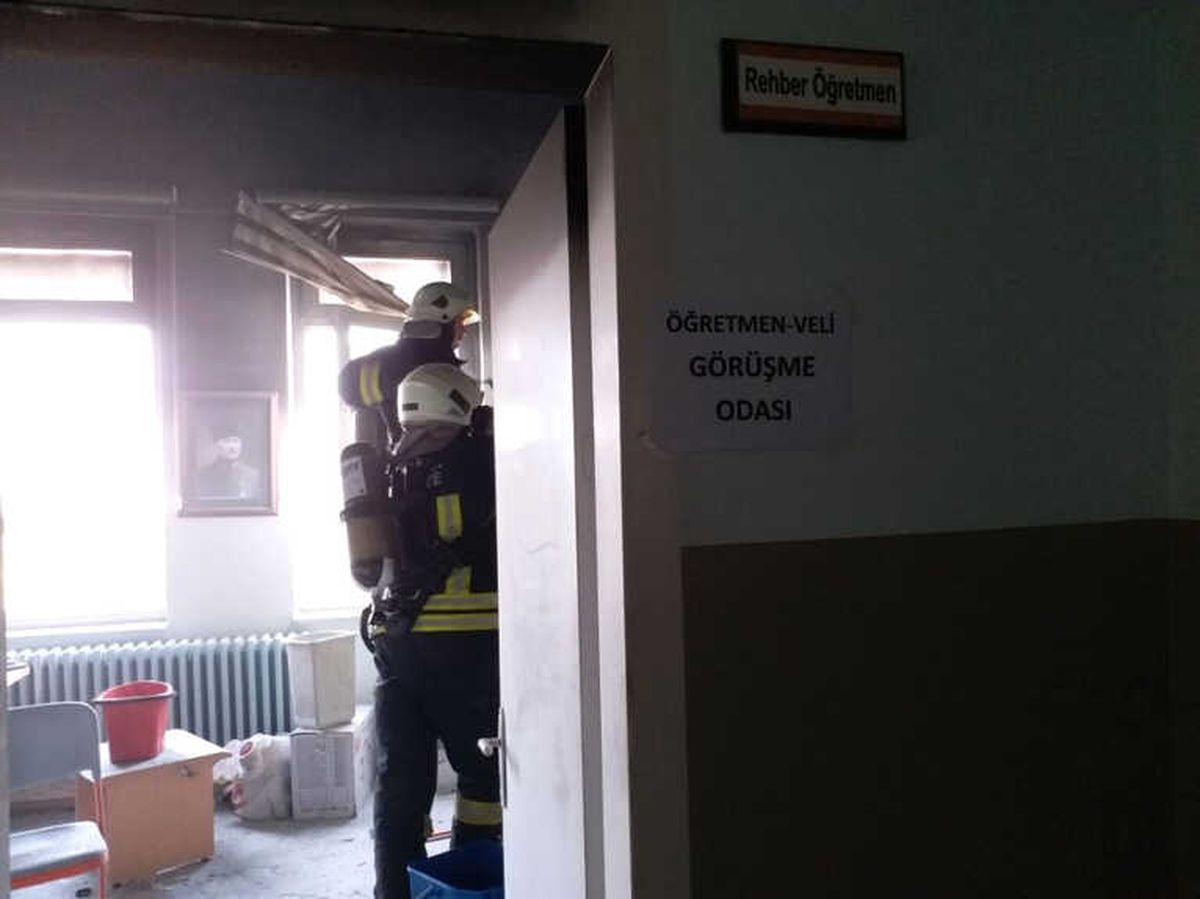 Anadolu Lisesinde Çıkan Yangın Korkuttu