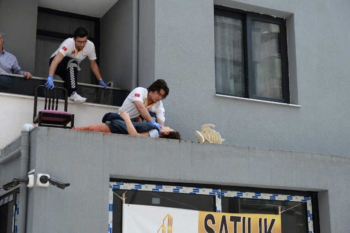 Bastığı Sandalye Kırıldı Ölümden Döndü