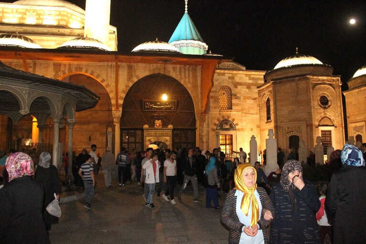 Berat Kandili\'nde Vatandaşlar Mevlana\'ya Akın Etti