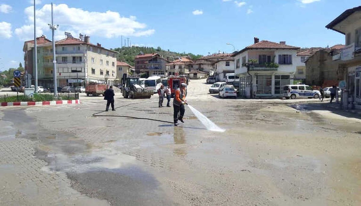 Cadde ve Sokaklar Tazyikli Su ile Temizleniyor