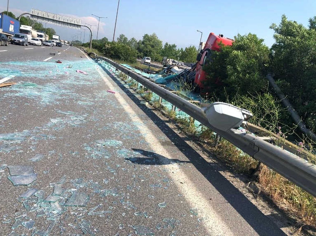 Cam Yüklü Tır Tem Otoyolunda Kaza Yaptı: 1 Yaralı