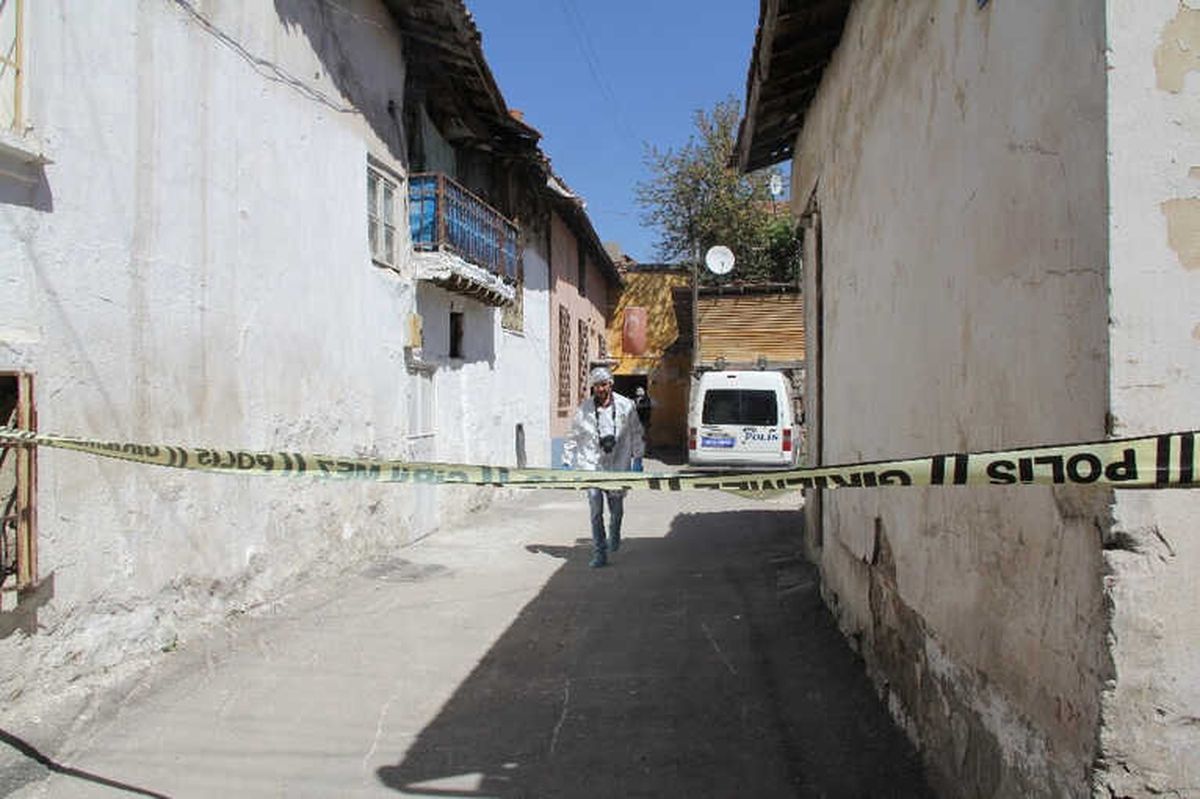 Cinnet Getiren Koca Eşini Çekiçle Öldürdü