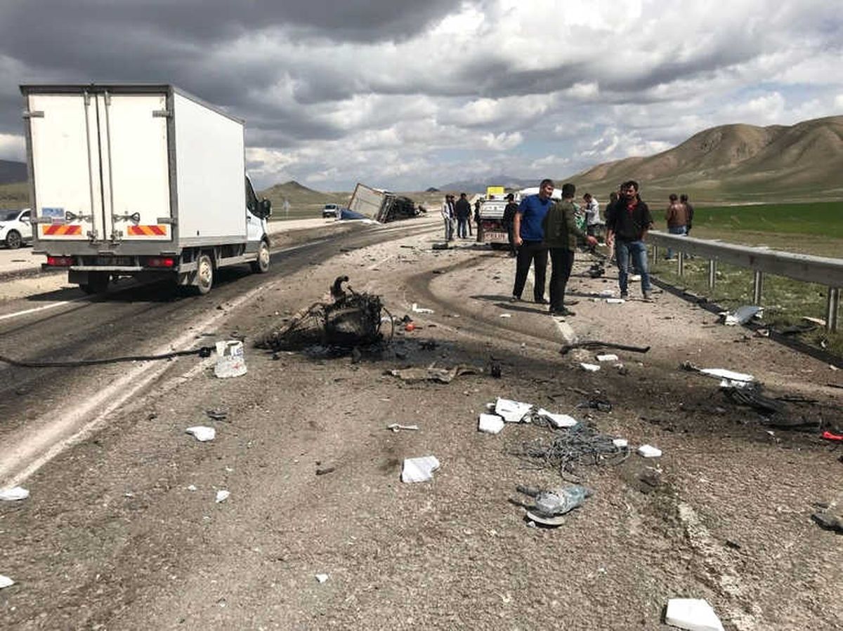 Doğubayazıt\'ta Trafik Kazası: 2 Ölü, 1 Yaralı