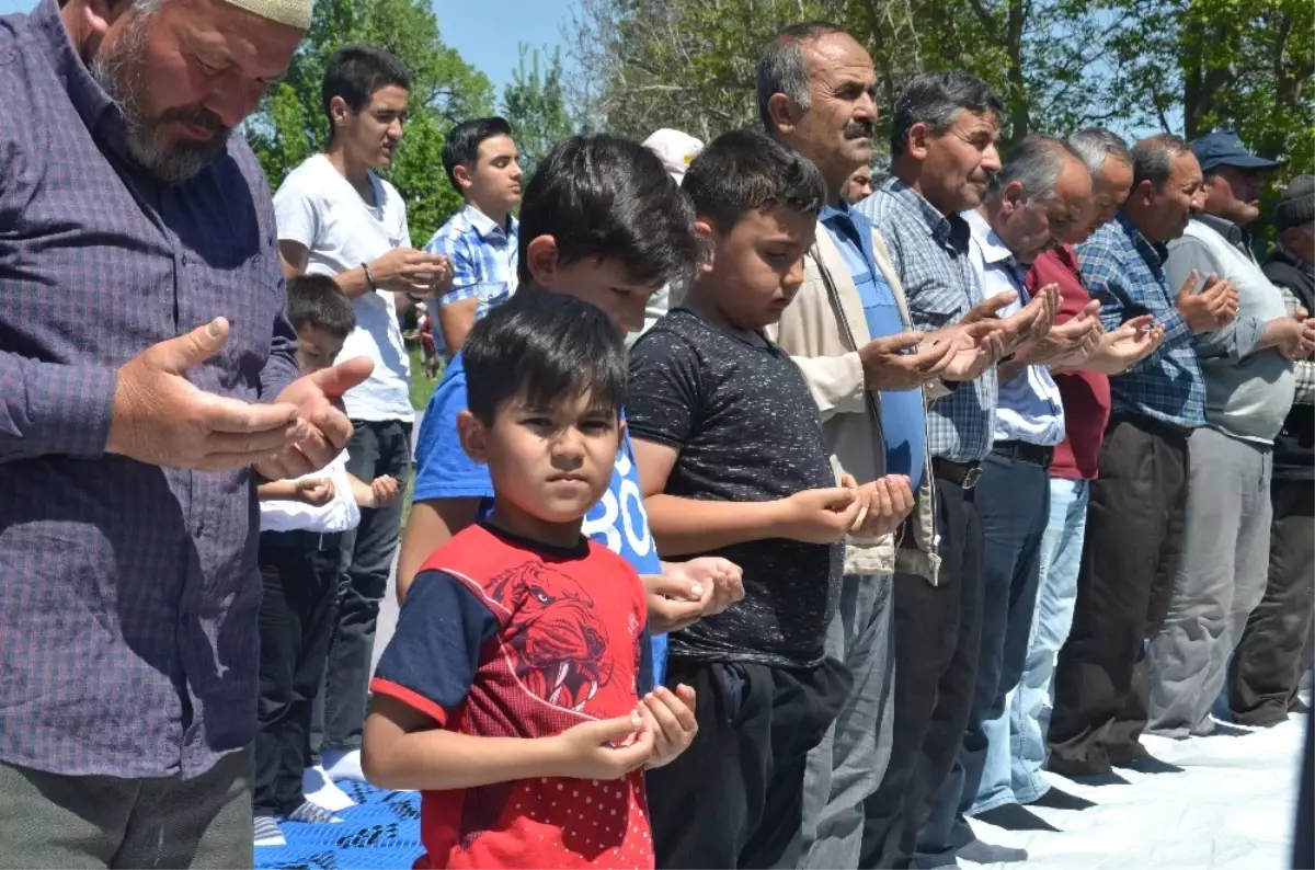 Eller Yağmur Rahmeti İçin Açıldı