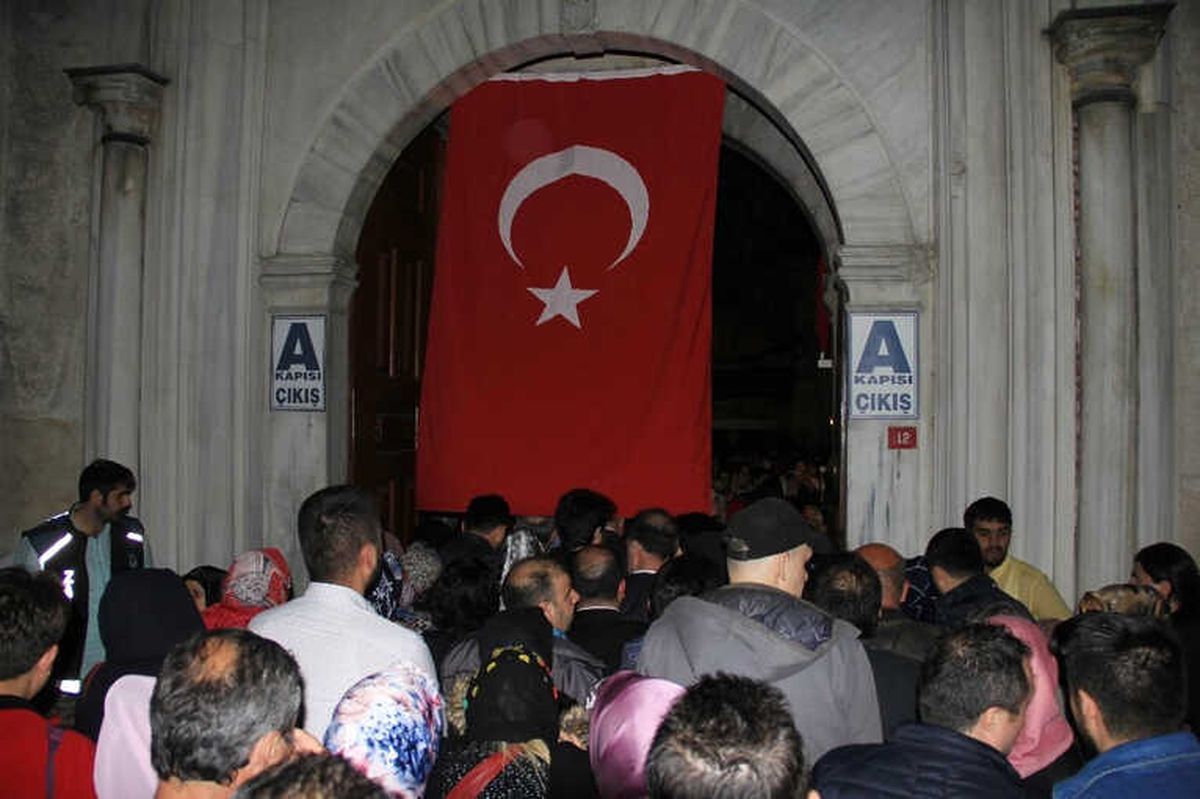 Eyüp Sultan Camisi\'nde Berat Kandili Coşkusu