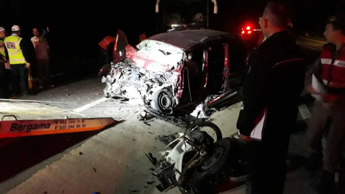 İzmir\'de Katliam Gibi Kaza: 5 Ölü, 1 Ağır Yaralı
