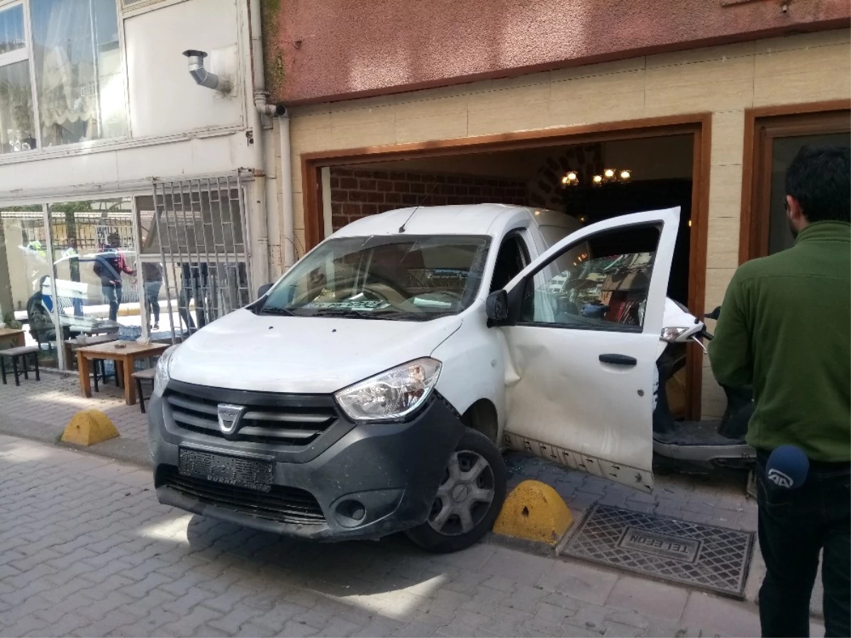 Kadıköy\'de İnanılmaz Kaza: 2 Yaralı