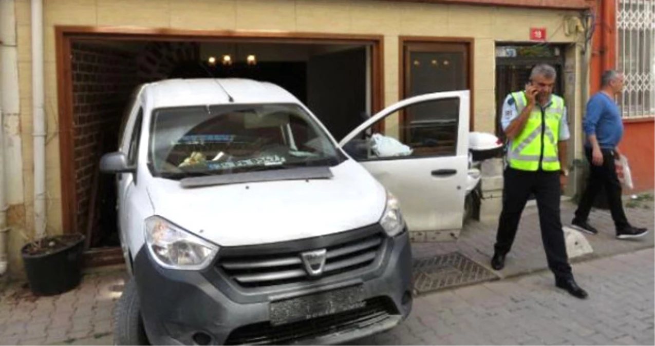 Kadıköy\'de Otomobil, Kahvaltı Eden Çiftin Evine Girdi: 2 Yaralı