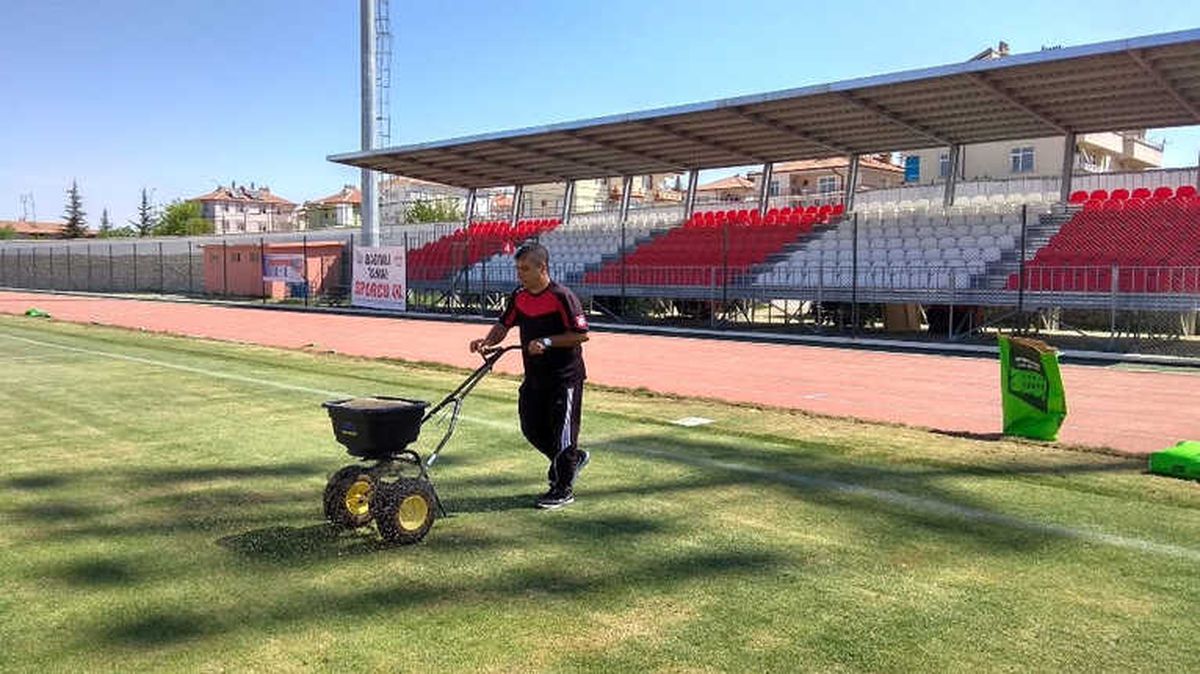 Karaman\'da, Kemal Kaynaş Stadyumu\'nun Çimleri Bakıma Alındı