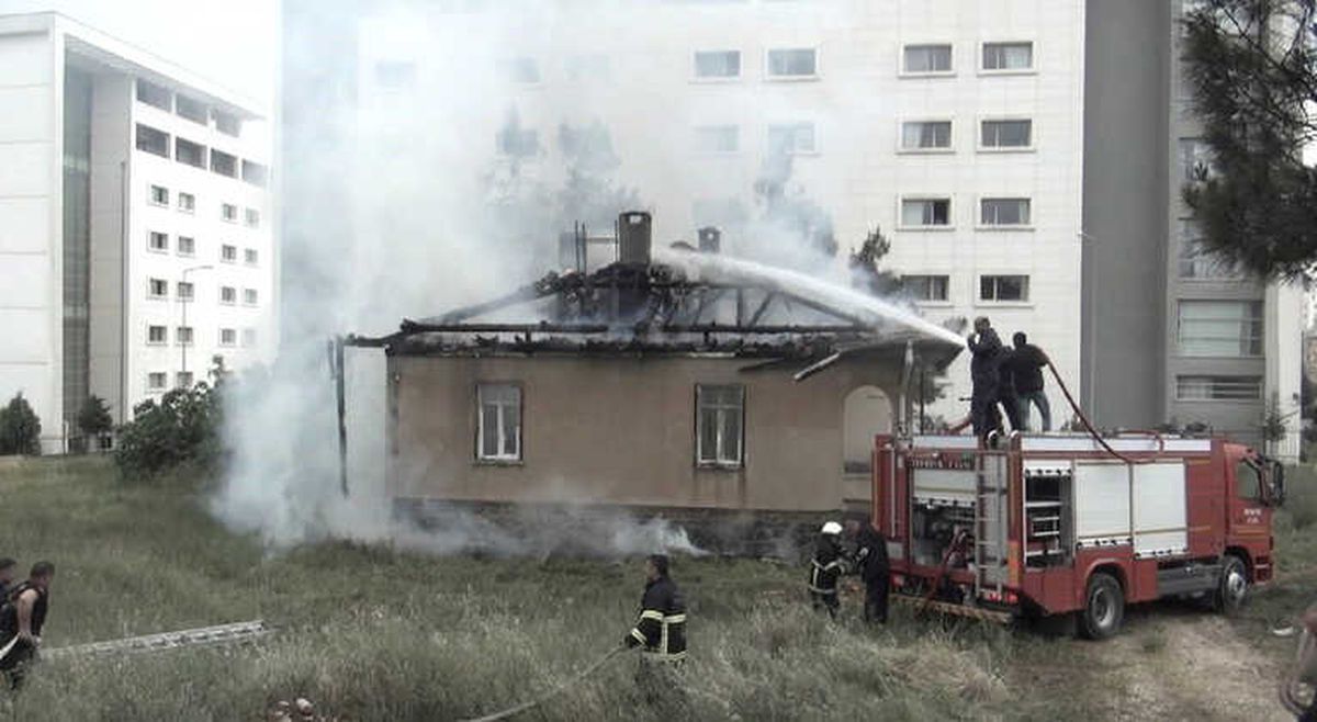 Kilis\'te Öğrenci Yurdu Yakınında Korkutan Yangın