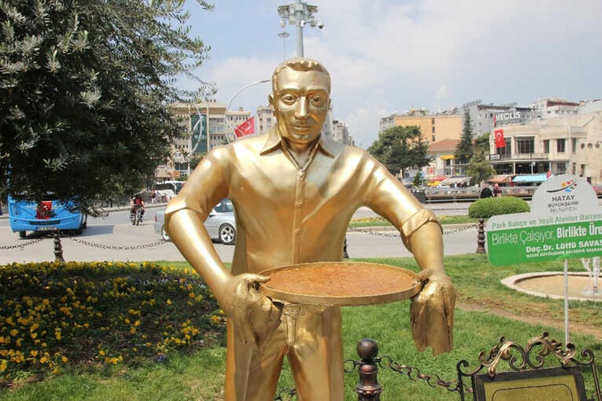 Künefeci Adam\' Heykeli Çalınan Tepsisine Kavuştu