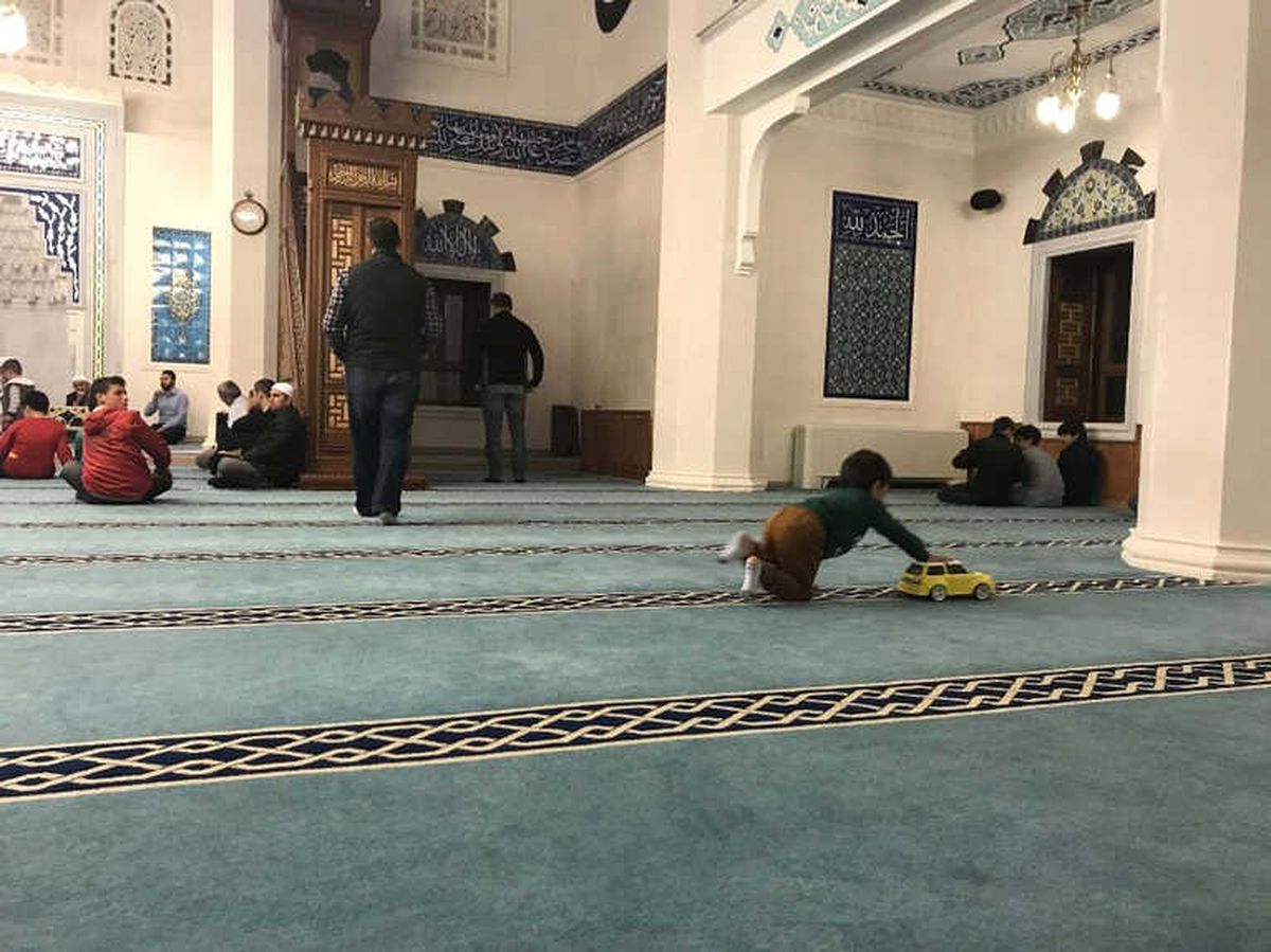 Mevlide Arabası ile Gelen Çocuk Cami Dolana Kadar Oyun Oynadı
