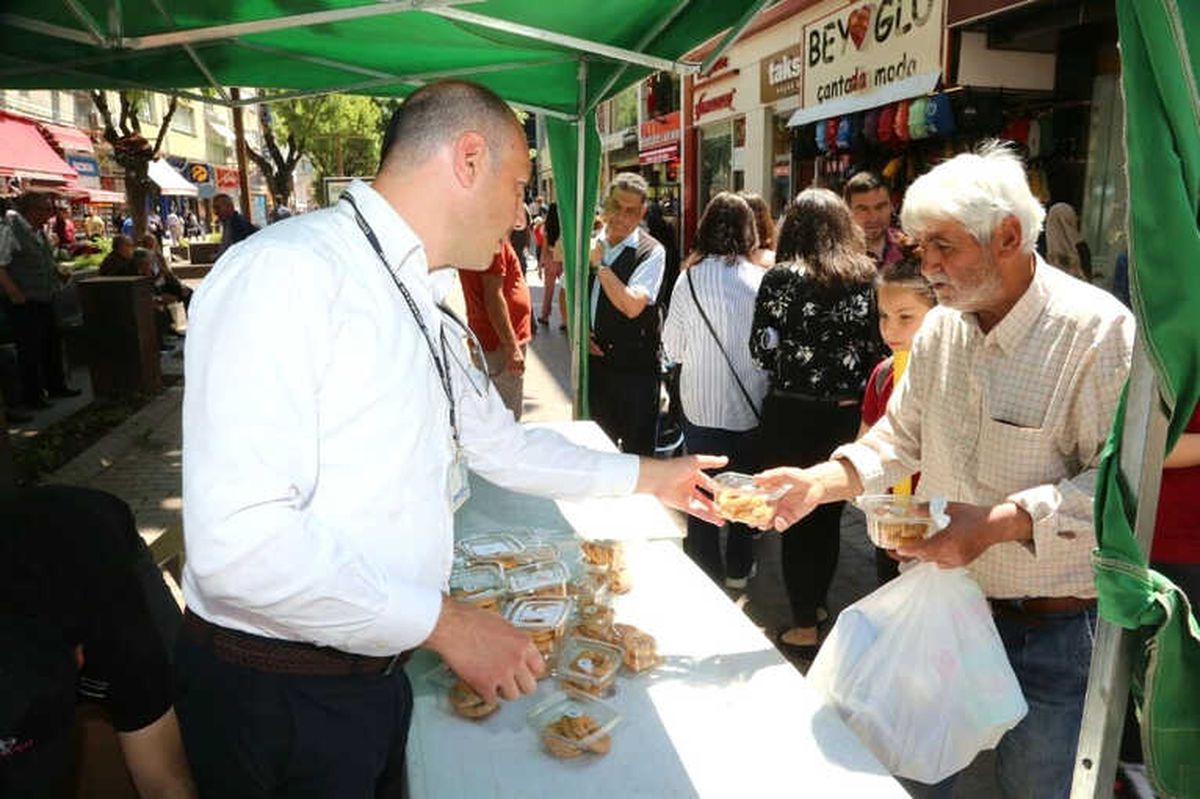 Odunpazarı Belediyesi Kandil Simidi Dağıttı