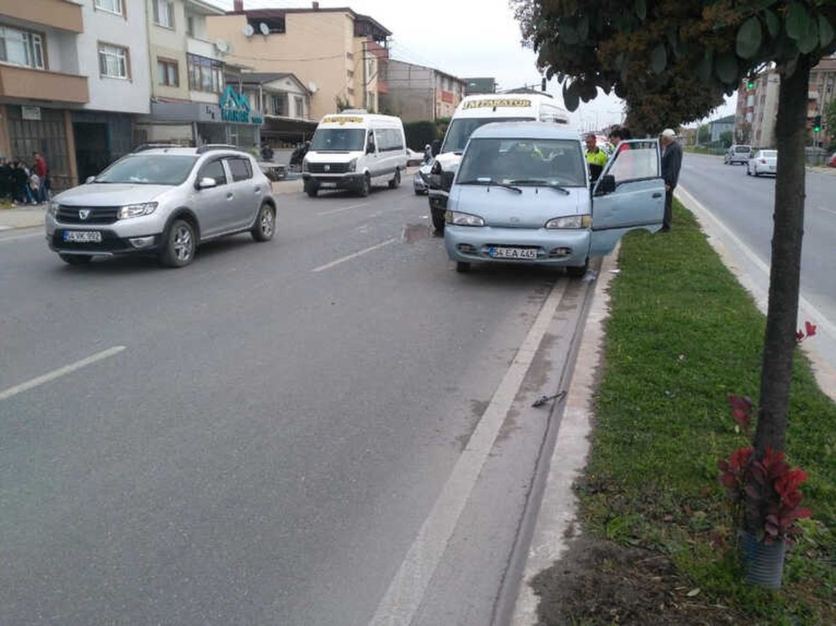 Öğrenci Servisi Otomobile Çarptı: 6 Yaralı