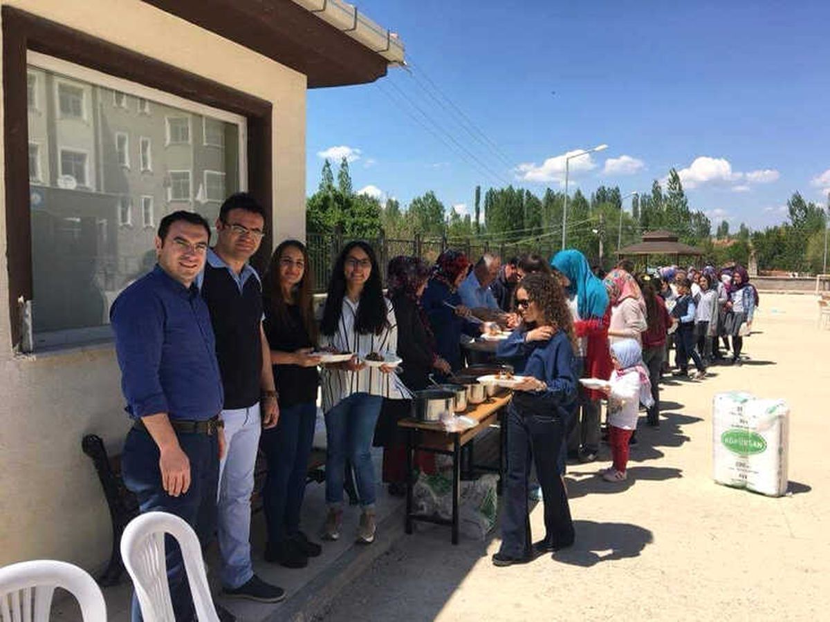 Öğretmenler Kendi Aralarında Para Toplayıp Berat Kandili Dolayısıyla Kurban Kestiler