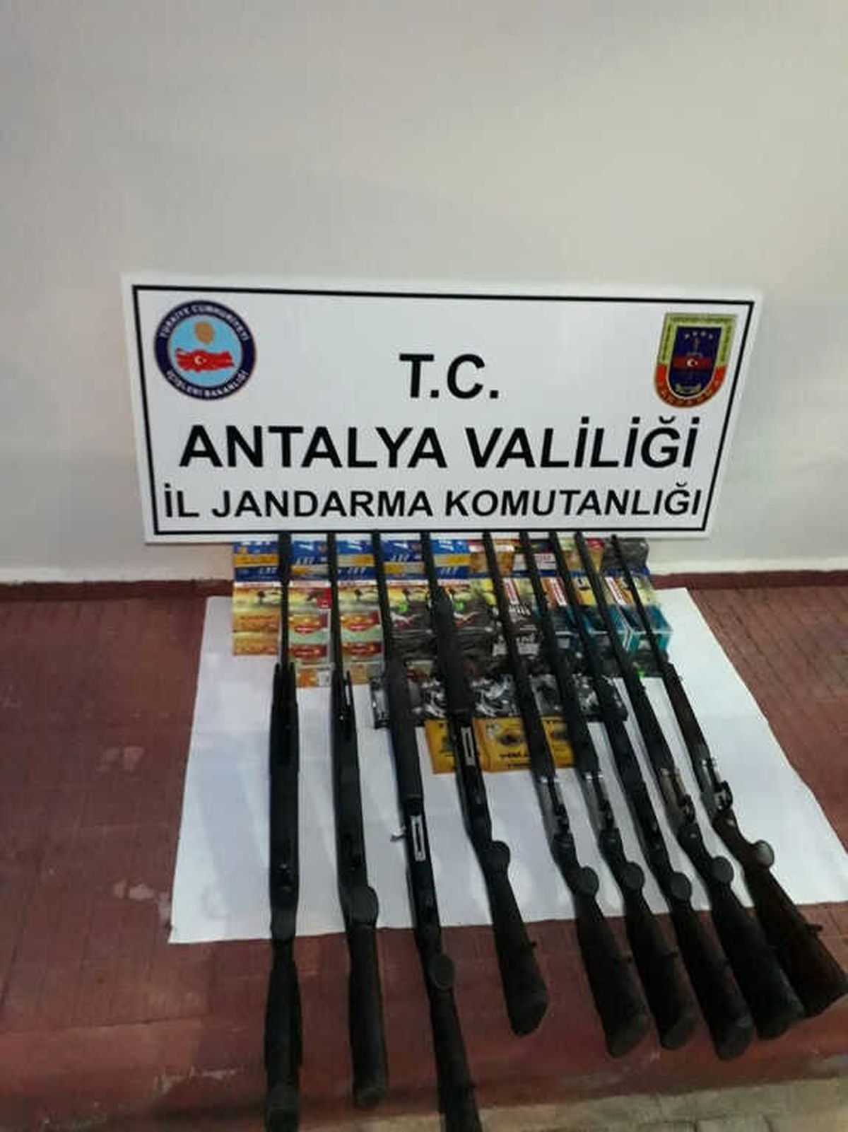 Operasyon Yapılan Bakkaldan Cephanelik Çıktı