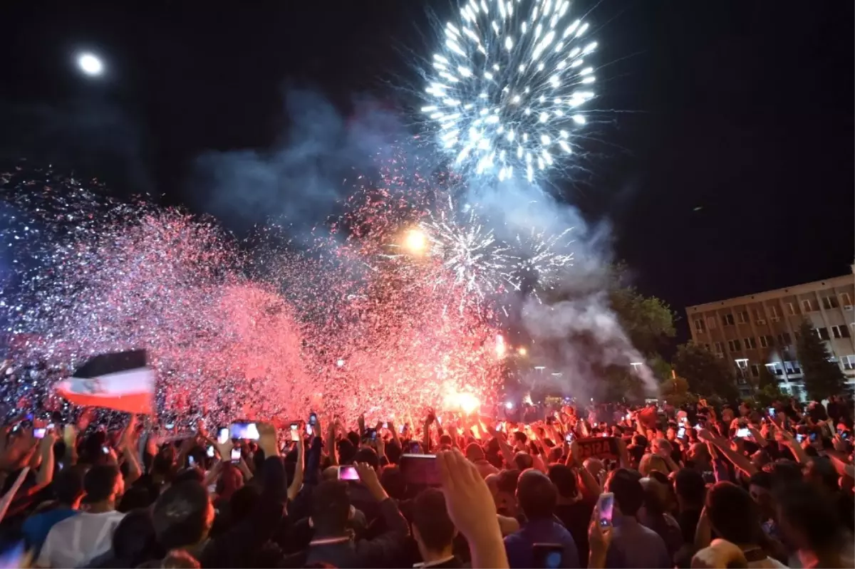 Şampiyonluğunu İlan Eden Utaş Uşakspor, Taraftarları Sokağa Döndü