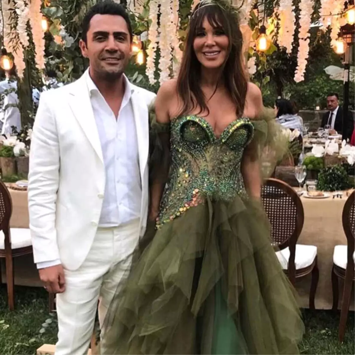 Yaşar İpek\'le Nişanlanan Seren Serengil\'in Kıyafeti Gündem Oldu