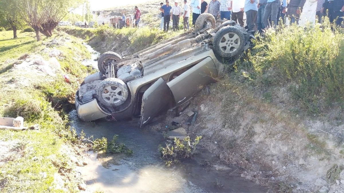 Taklalar Atan Araç Hurdaya Döndü: 5 Yaralı