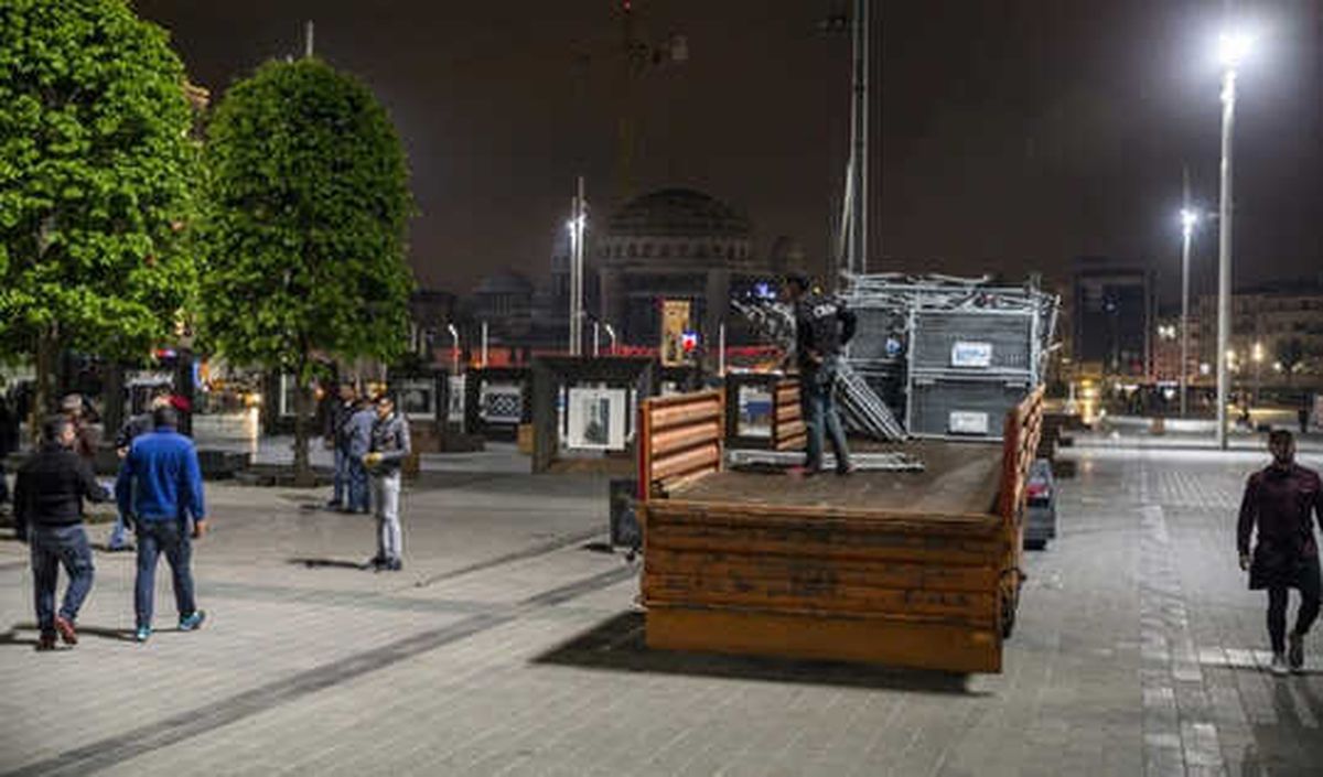 Taksim Meydanı\'nda Gece Vakti Önlem
