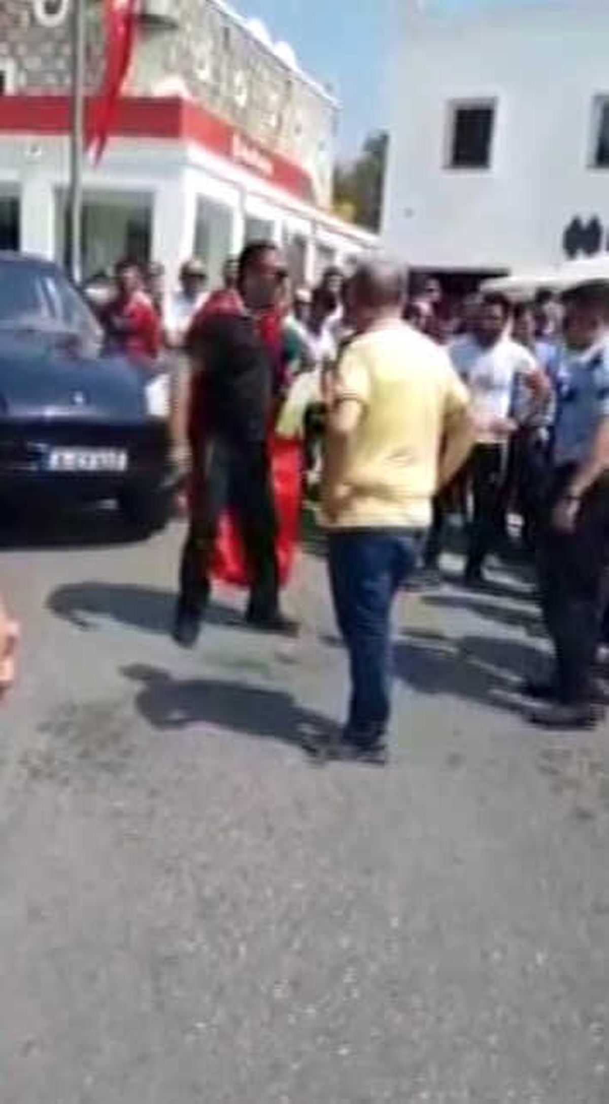 Yolun Ortasında Kendini Yakmaya Kalkıştı