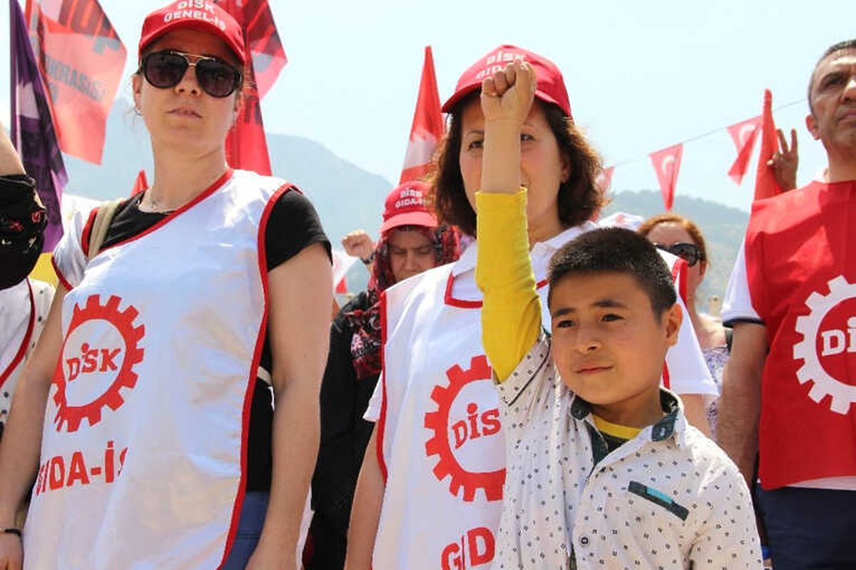 1 Mayıs\'ta Türkülü Halaylı Kutlama