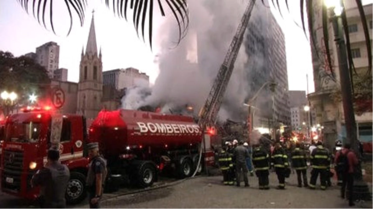 Alevler İçinde Kalan 26 Katlı Bina Çöktü