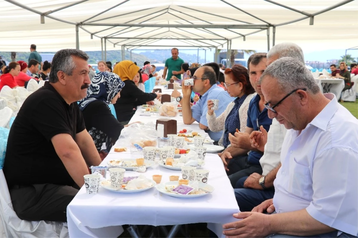 Antalyalı İşçiler 1 Mayıs\'ta Gelen Yüzde 5\'lik Zam Haberini Halat Çekerek Kutladı