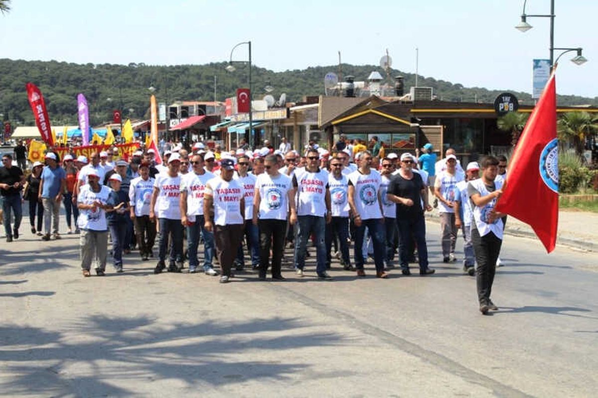 Ayvalık\'ta 1 Mayıs Emek ve Dayanışma Günü\'ne Coşkulu Kutlama
