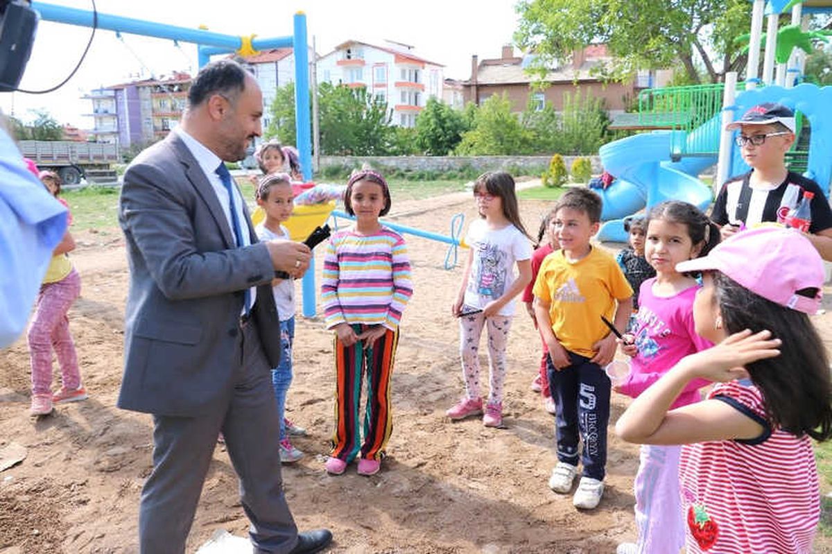 Başkan Özaltun, Parklarda Oynayan Çocuklarla Buluştu