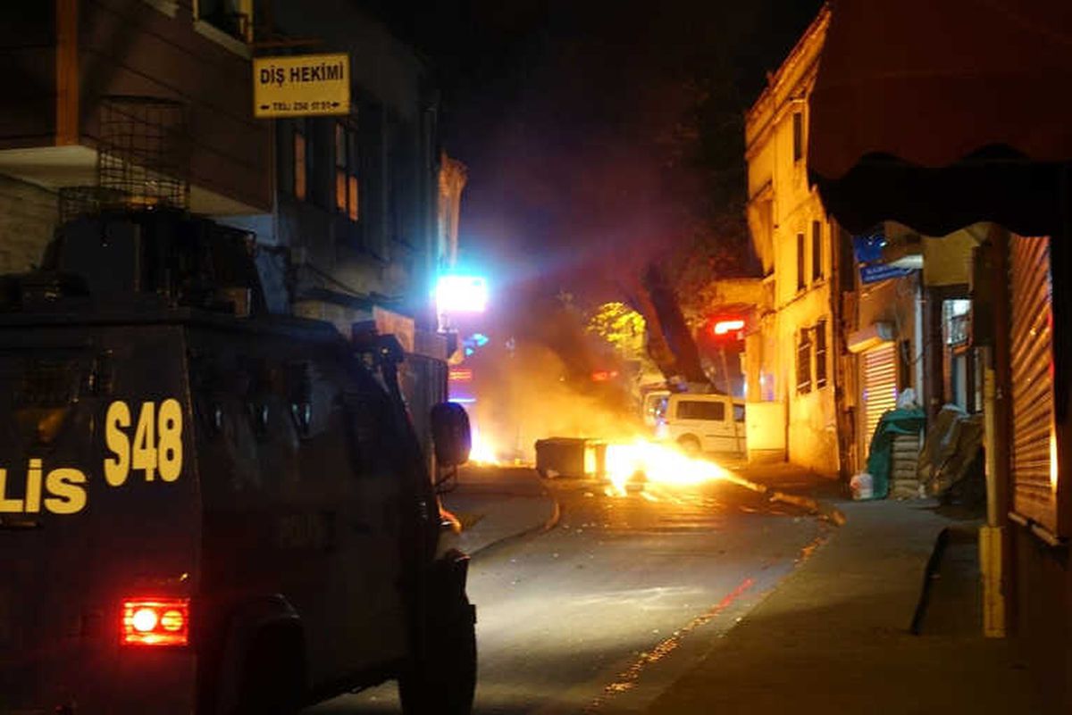 Beyoğlu\'nda Çöp Konteynırlarını Devirip Ateşe Verdiler