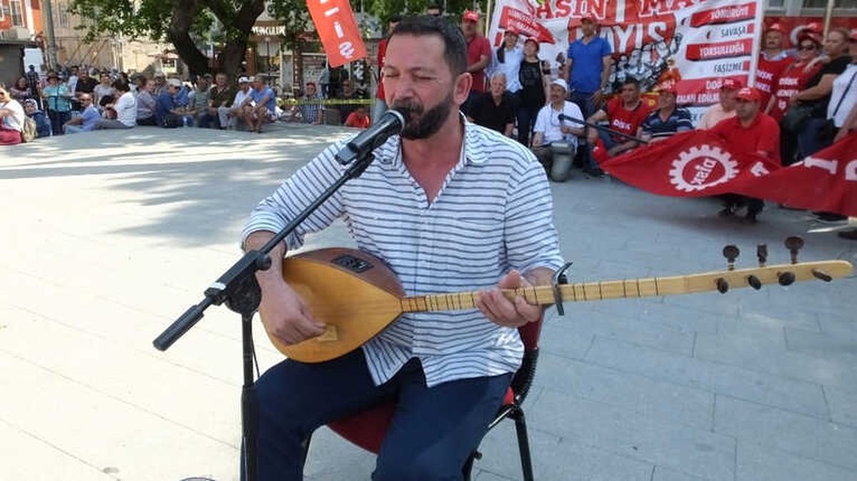 Burhaniye\'de Sazlı Sözlü 1 Mayıs Kutlaması