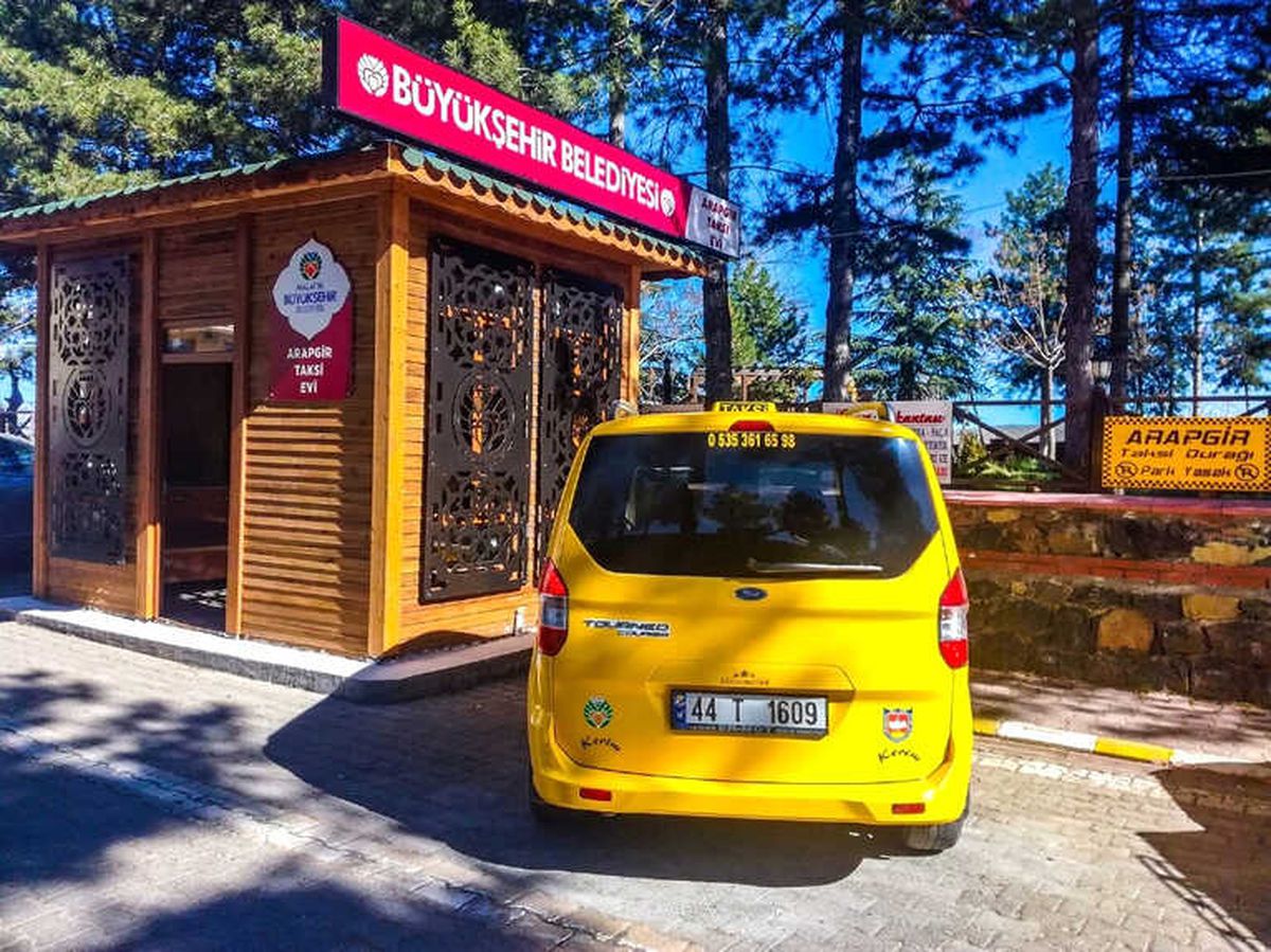 Büyükşehir Belediyesinden Arapgir\'e Modern Taksi Durağı
