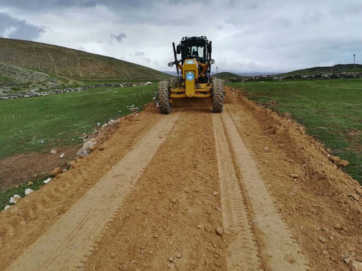 Çaldıran\'da Yol Yapım Çalışması