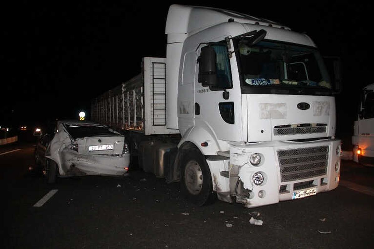 Elazığ\'da Trafik Kazası: 3 Yaralı