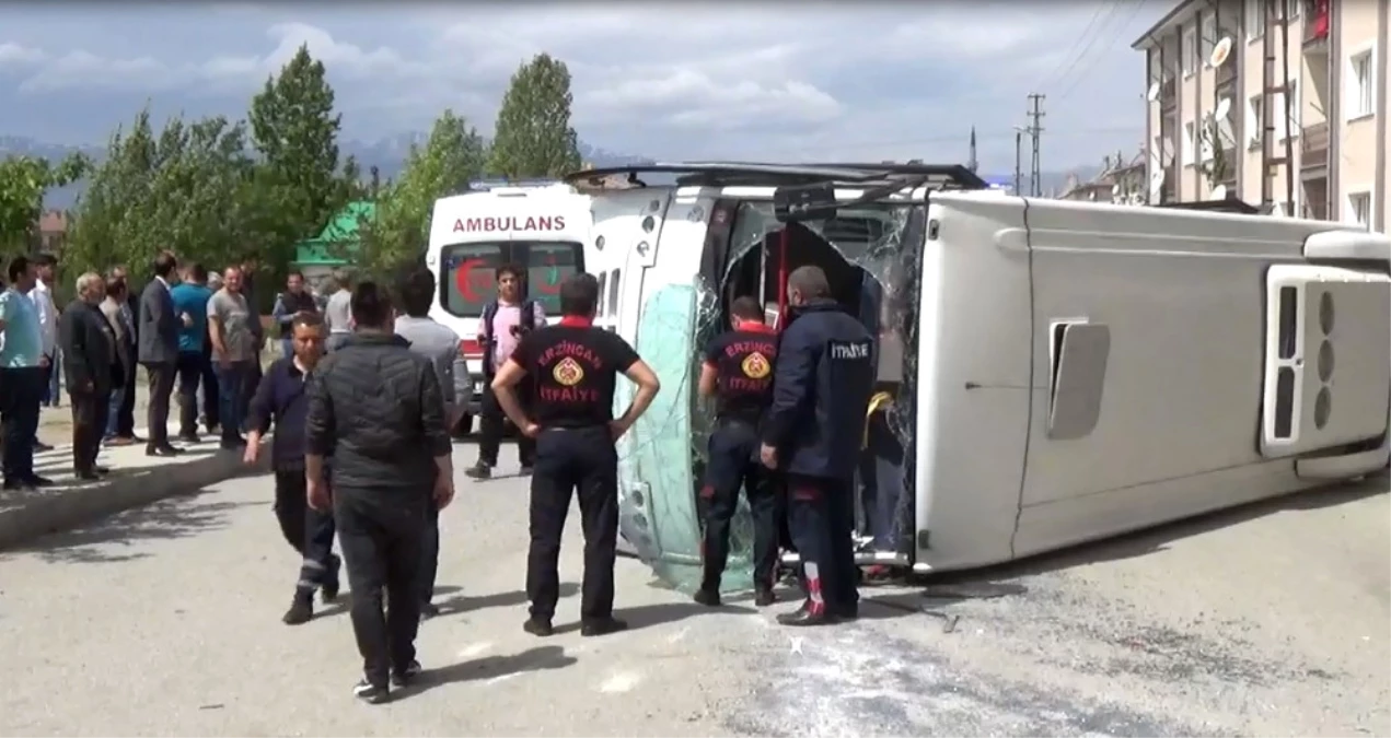 Erzincan\'da Otomobil ile Halk Otobüsü Çarpıştı: 10 Yaralı