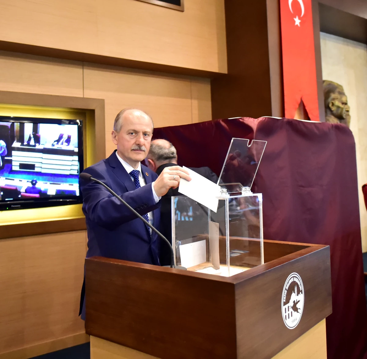 Fatih\'in Yeni Belediye Başkanı Hasan Suver