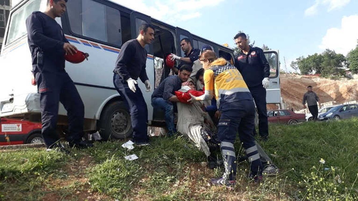 Hafriyat Kamyonu ile Minibüs Çarpıştı: 7 Yaralı