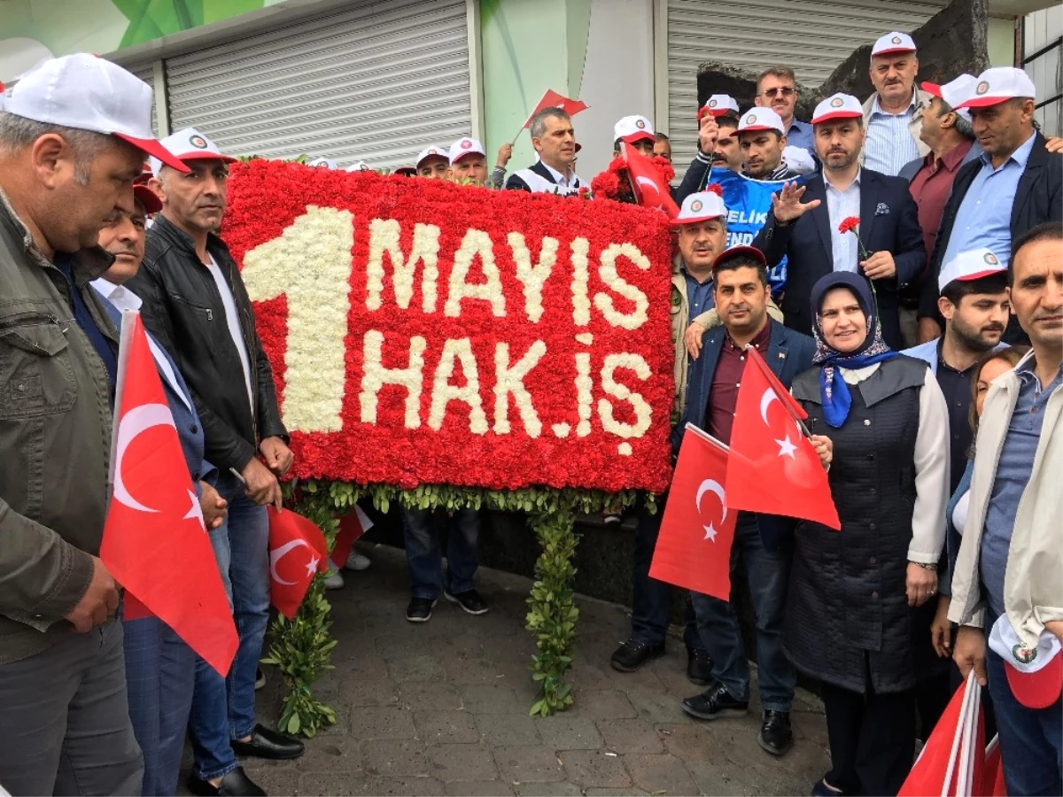 Hak-İş Sendikası Taksim\'deki Cumhuriyet Anıtı\'na Çelenk Bıraktı