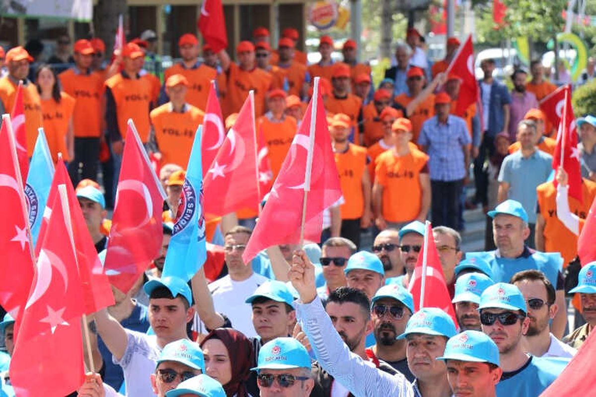 İşçi Ölümlerini Protesto Etmek İçin Soyunup Yere Yattılar
