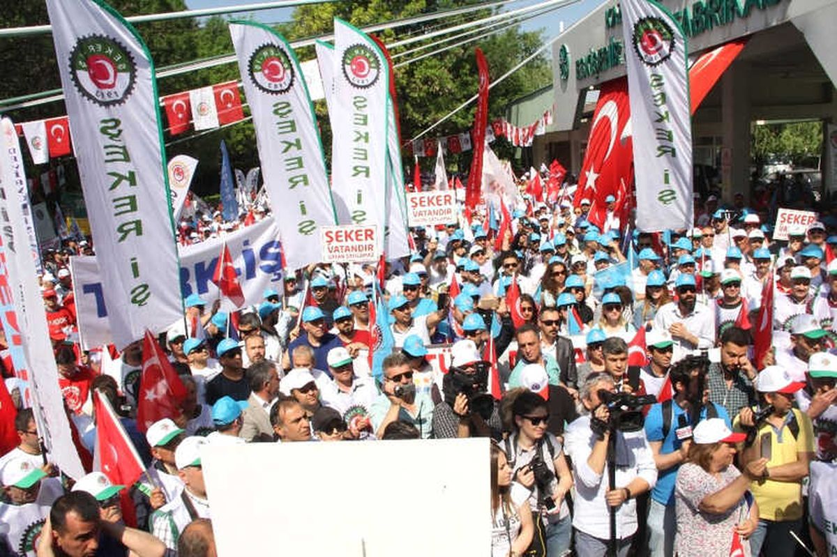 İşçiler 1 Mayıs\'ı Şeker Fabrikasının Önünde Kutladı