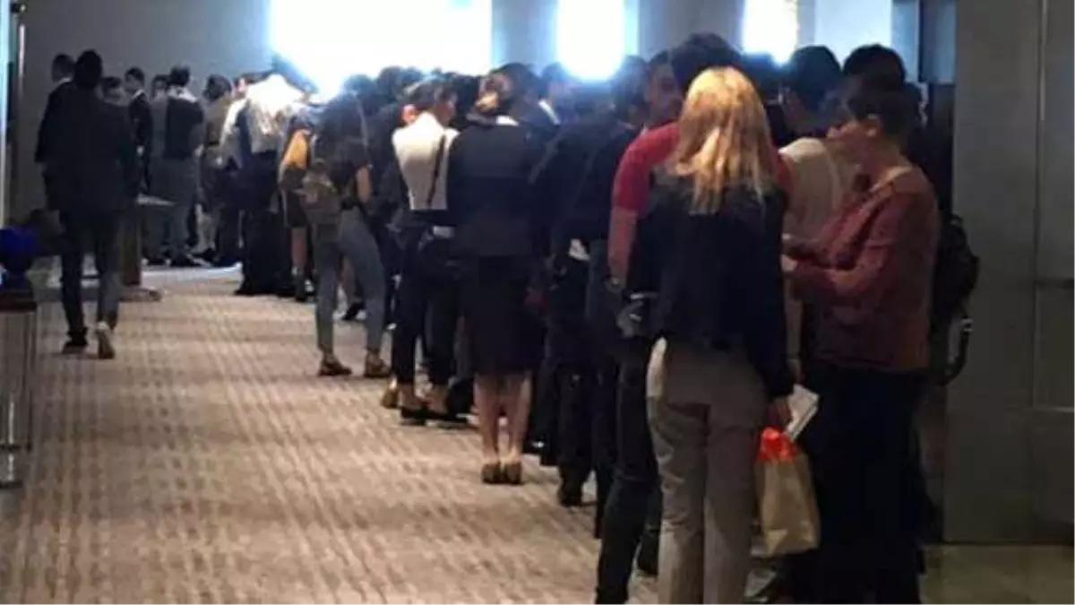 Katar Havayolları\'nın 7 Bin 500 TL\'lik Kabin Memuru Alımında İzdiham Yaşandı