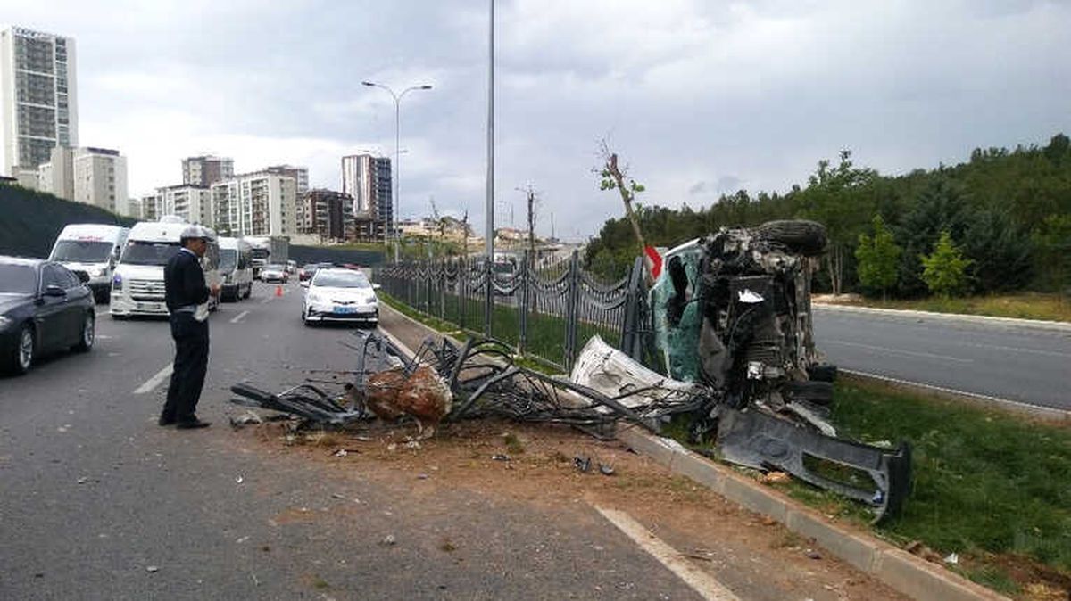 Kontrolden Çıkan Araç Bariyerlere Çarpıp Refüje Çıktı: 1 Yaralı